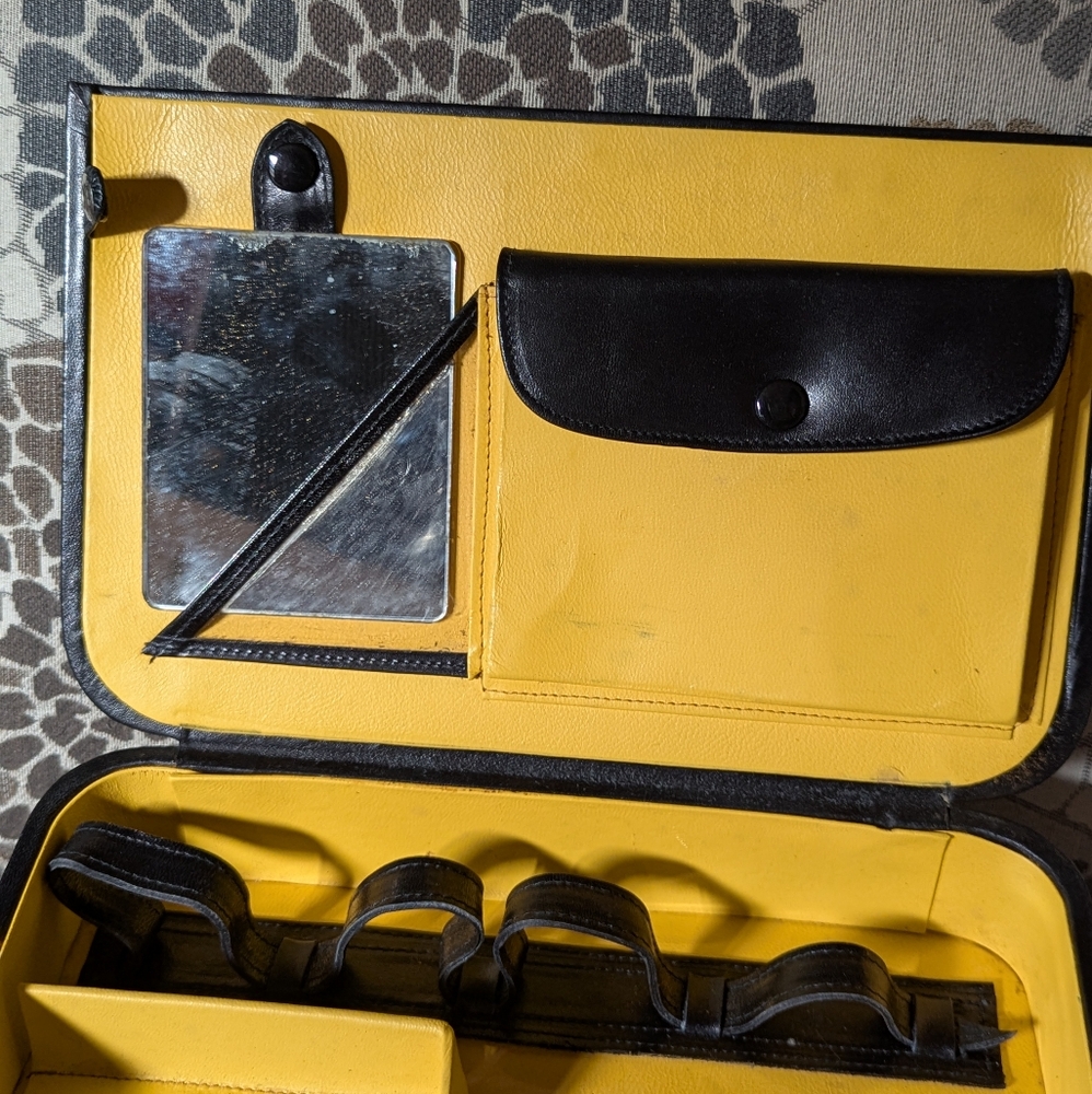 Vintage Greta Italian leather train case/cosmetic bag - Picture 9 of 15